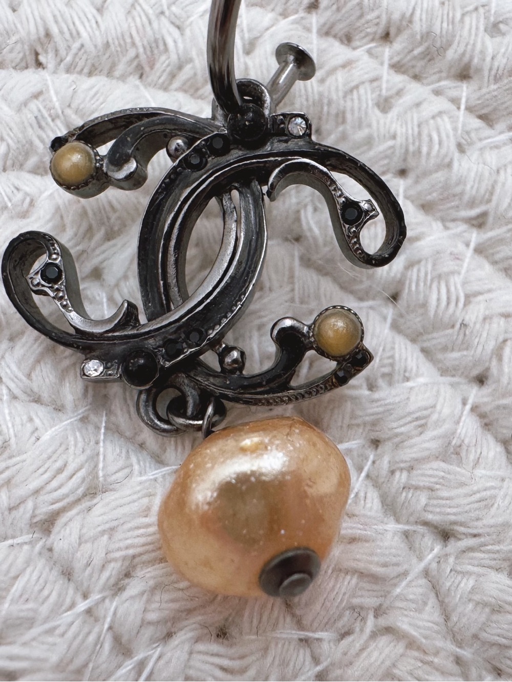 Chanel vintage gunmetal-toned earrings with CC logo and pearl drops - Picture 5 of 8
